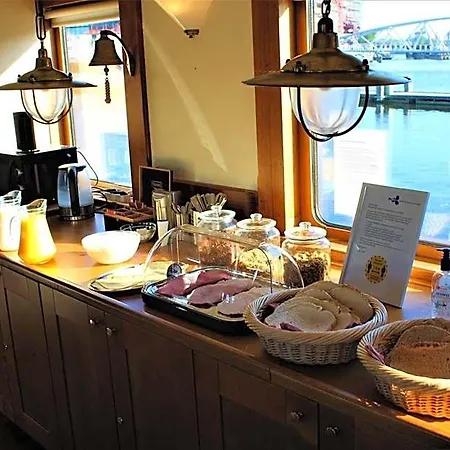 Amice Botel *